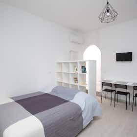 Appartement te huur voor € 750 per maand in Rimini, Viale Principe Amedeo