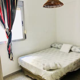 Private room for rent for €435 per month in Sevilla, Avenida Santa Cecilia