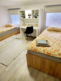 Wohnung zu mieten für 2.000 € pro Monat in Ljubljana, Medvedova cesta