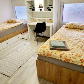 Appartement te huur voor € 2.000 per maand in Ljubljana, Medvedova cesta