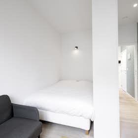 Studio for rent for €900 per month in Etterbeek, Rue Champ du Roi