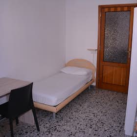 Private room for rent for €404 per month in Cagliari, Via Pola