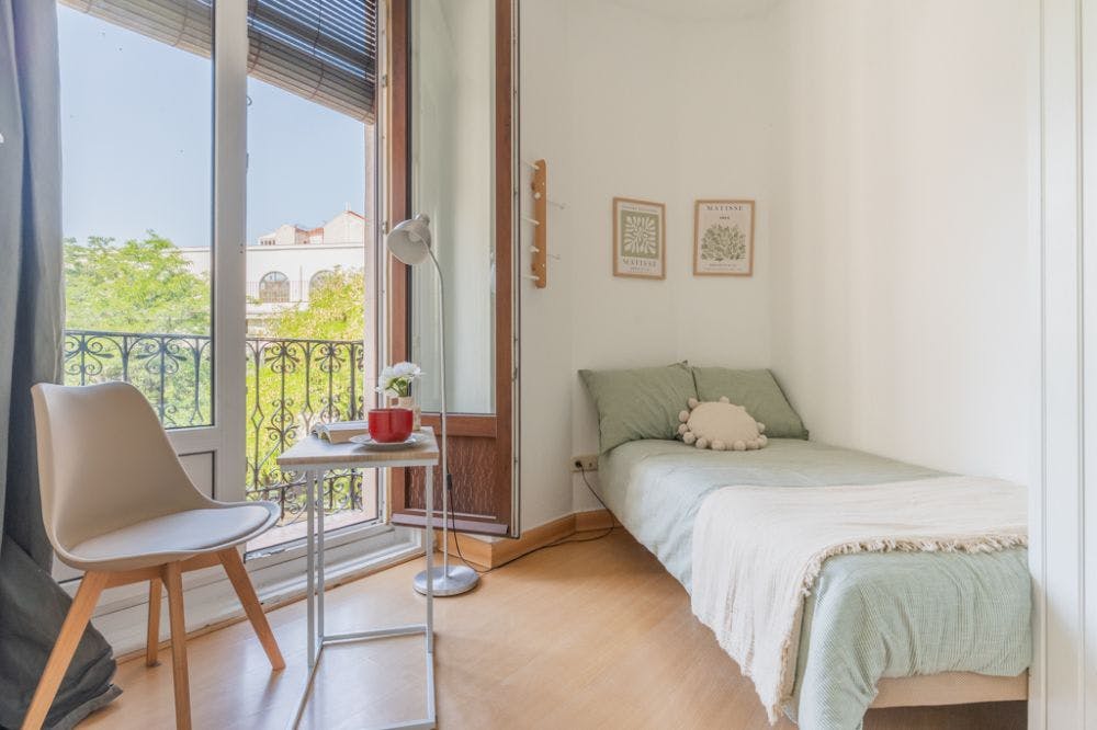 Private room for rent for €610 per month in Madrid, Calle de Bailén