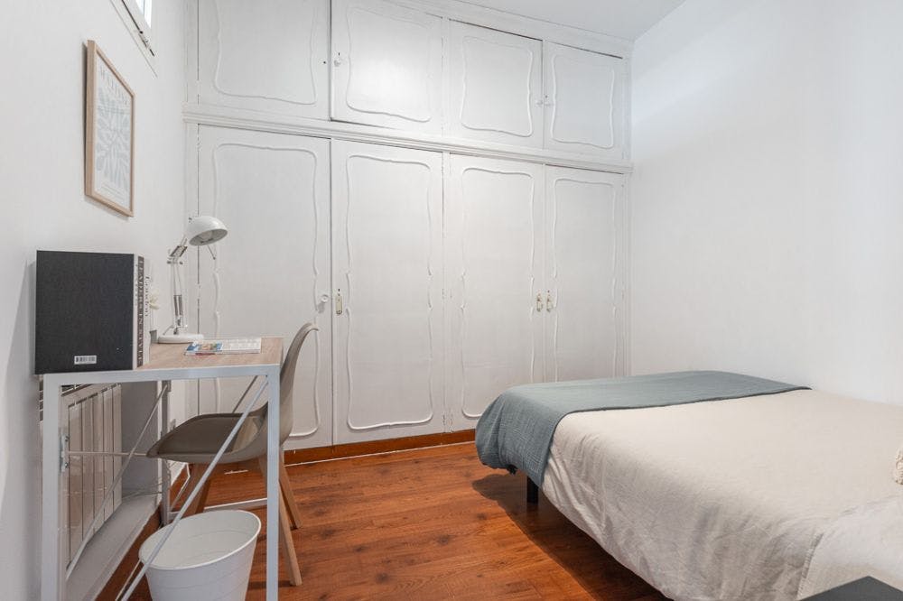 Private room for rent for €480 per month in Madrid, Calle de Bailén