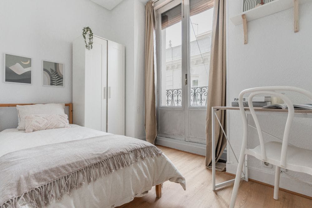 Private room for rent for €600 per month in Madrid, Calle de Redondilla