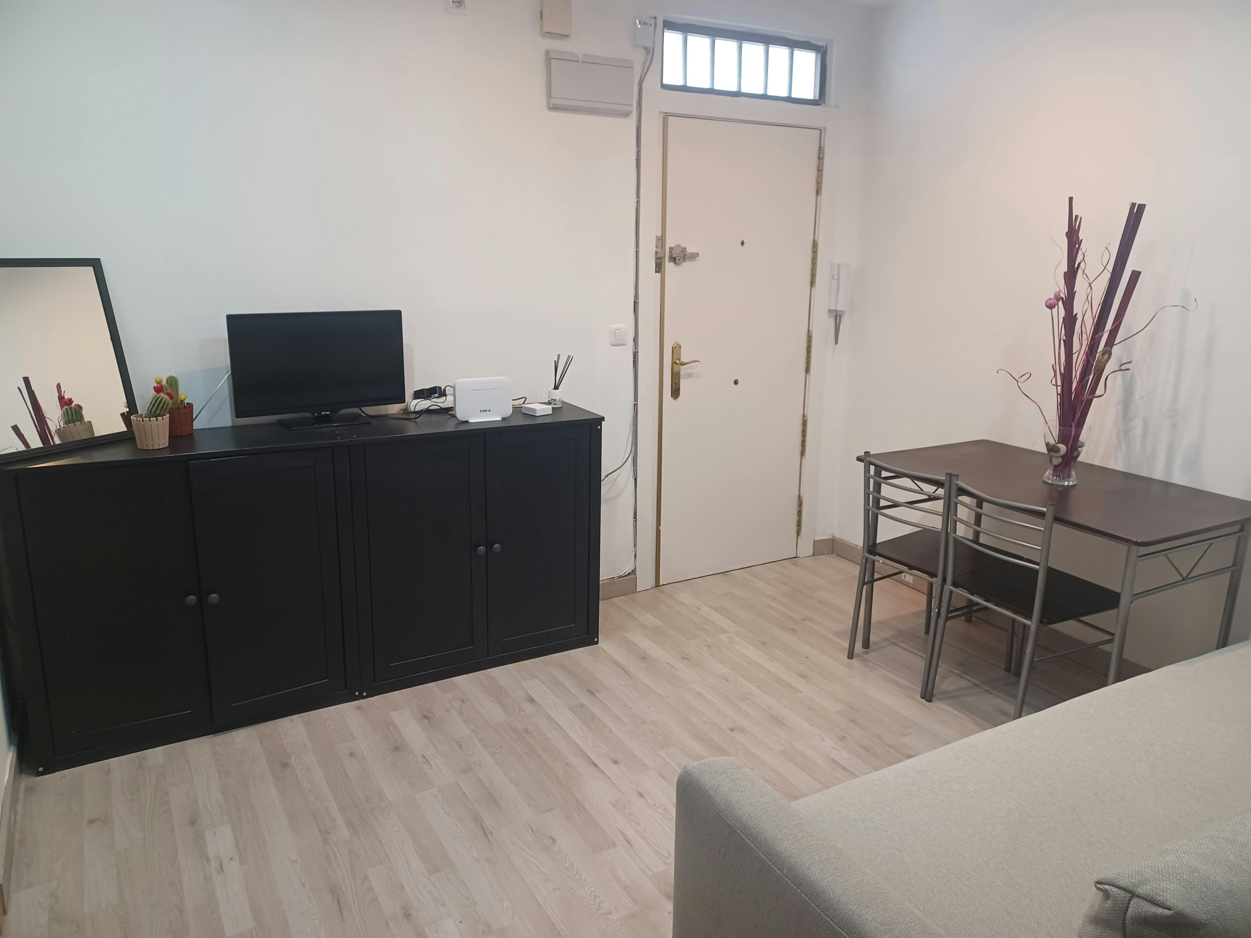 Apartment for rent for €1,379 per month in Madrid, Calle de la Virgen
