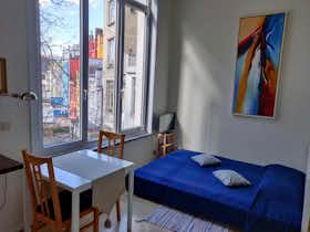 Studio for rent for €840 per month in Brussels, Square Ambiorix