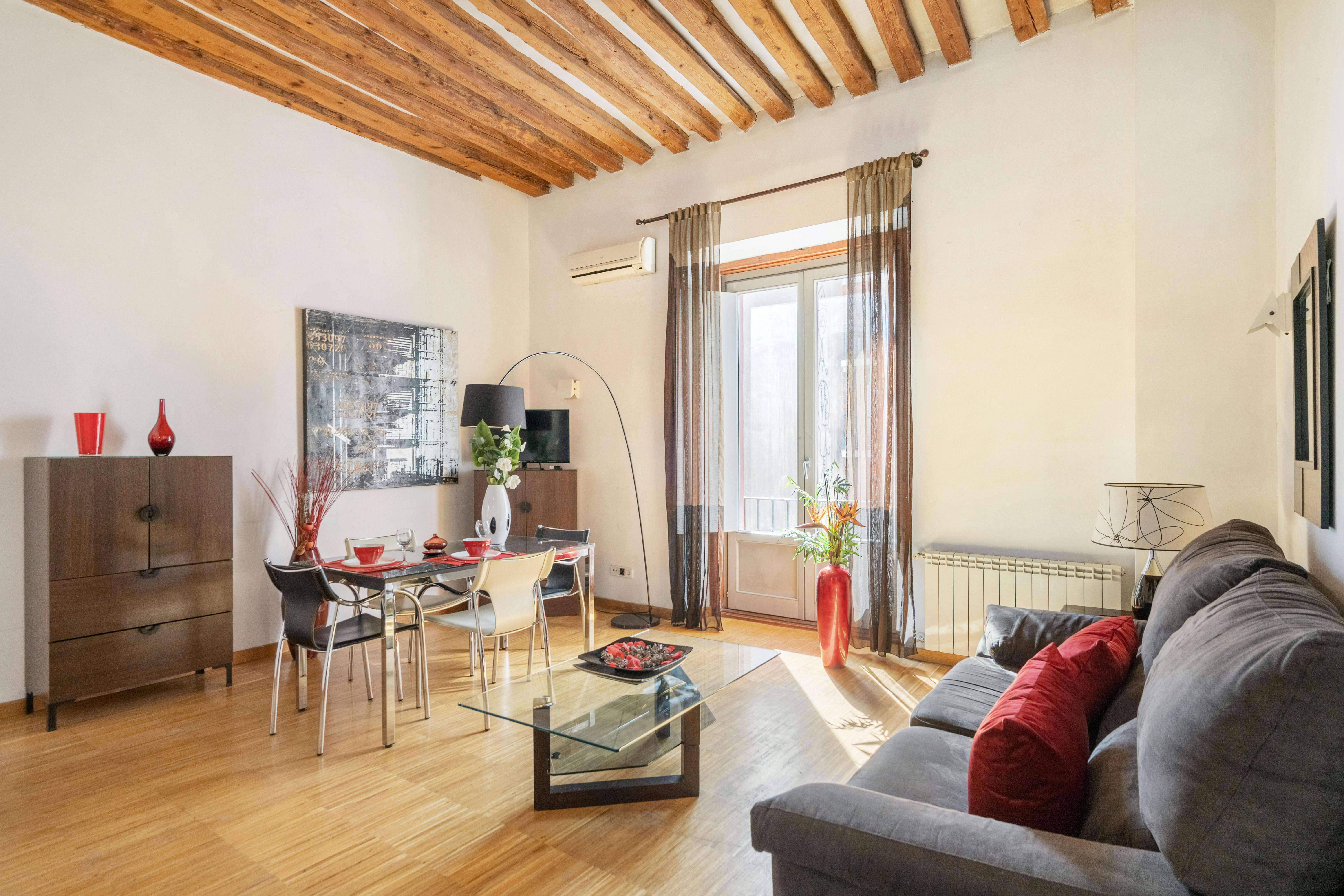 Apartment for rent for €1,895 per month in Madrid, Calle de Atocha