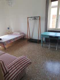 Cameră privată de închiriat pentru 400 EUR pe lună în Piacenza, Via La Primogenita