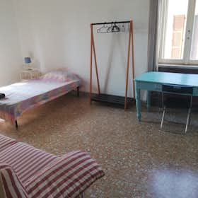 WG-Zimmer zu mieten für 400 € pro Monat in Piacenza, Via La Primogenita