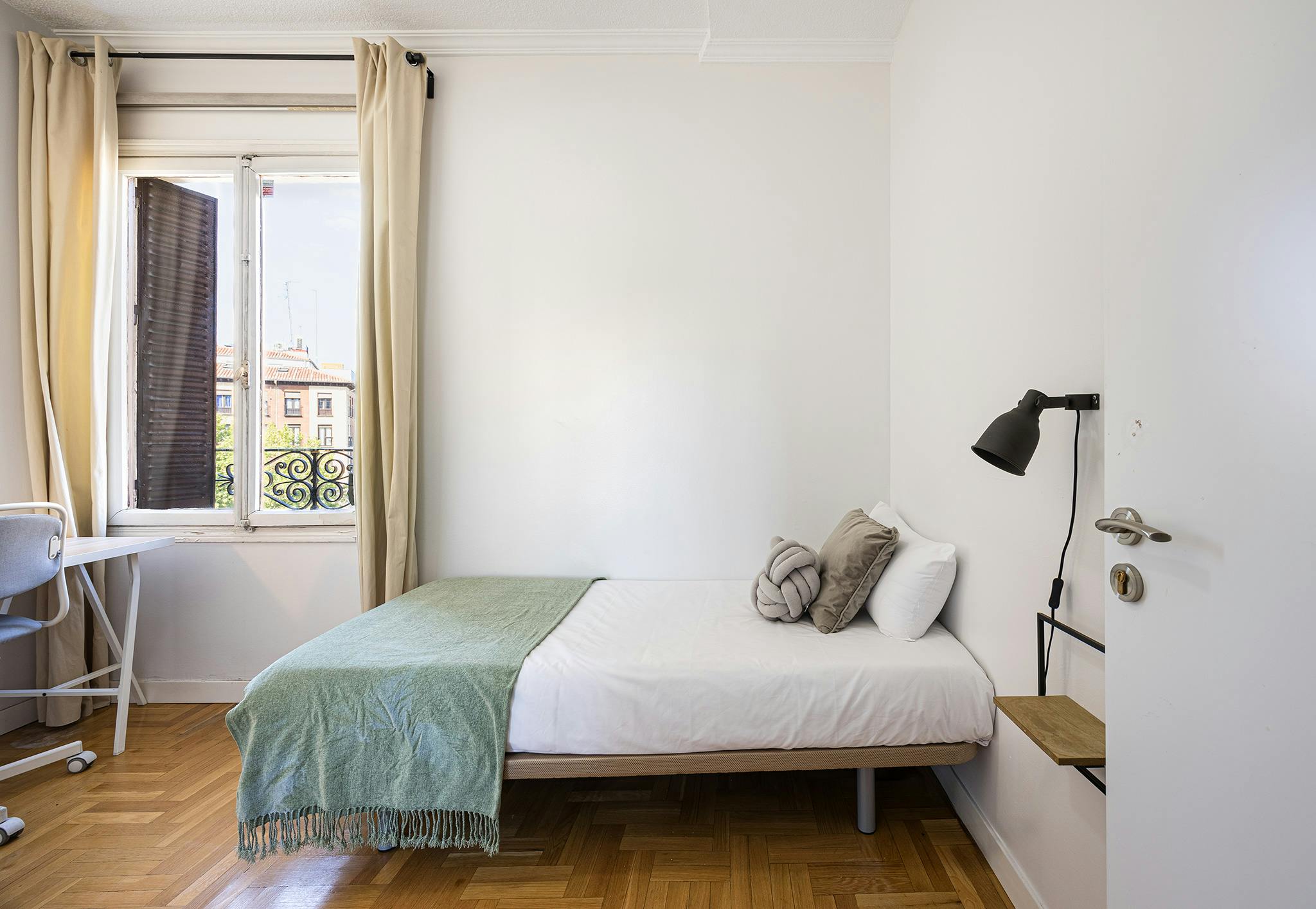 Private room for rent for €770 per month in Madrid, Calle de Alberto Aguilera
