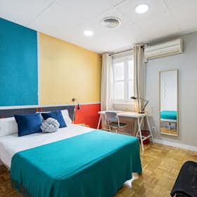 Private room for rent for €715 per month in Madrid, Calle de Alberto Aguilera