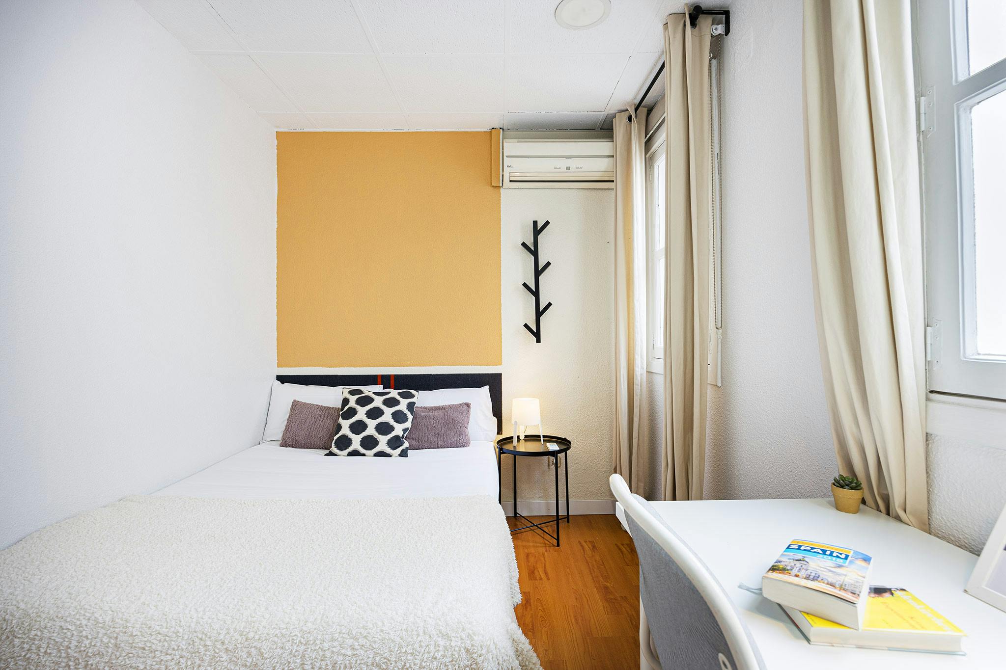 Private room for rent for €770 per month in Madrid, Calle de Alberto Aguilera