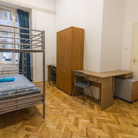 Shared room for rent for HUF 85,436 per month in Budapest, Ó utca
