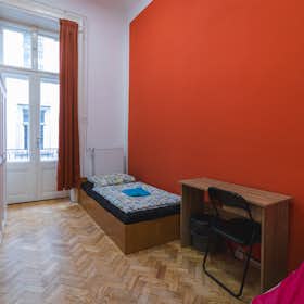 Shared room for rent for HUF 112,176 per month in Budapest, Ó utca