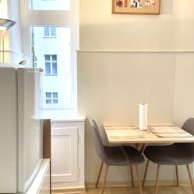 Apartment for rent for €1,280 per month in Berlin, Roscherstraße