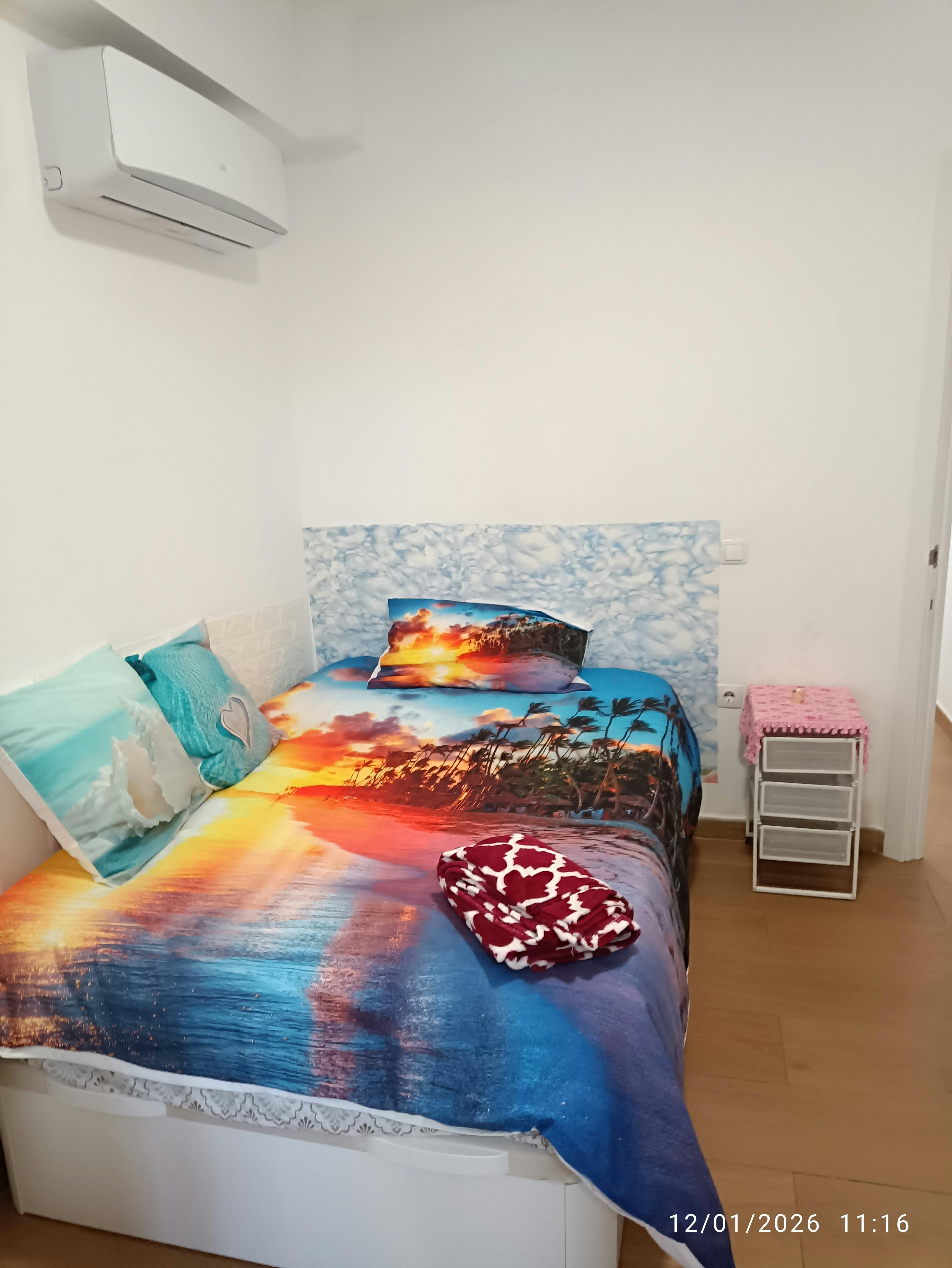 Private room for rent for €750 per month in Madrid, Calle Virgen de la Alegría