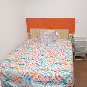 Private room for rent for €700 per month in Madrid, Calle Virgen de la Alegría