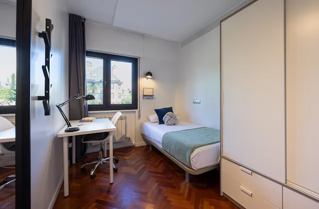 Private room in Calle José Silva, Madrid (906680) room image 180