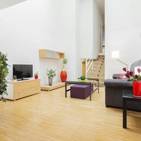 公寓 正在以 €1,585 的月租出租，其位于 Madrid, Calle del Conde de Romanones