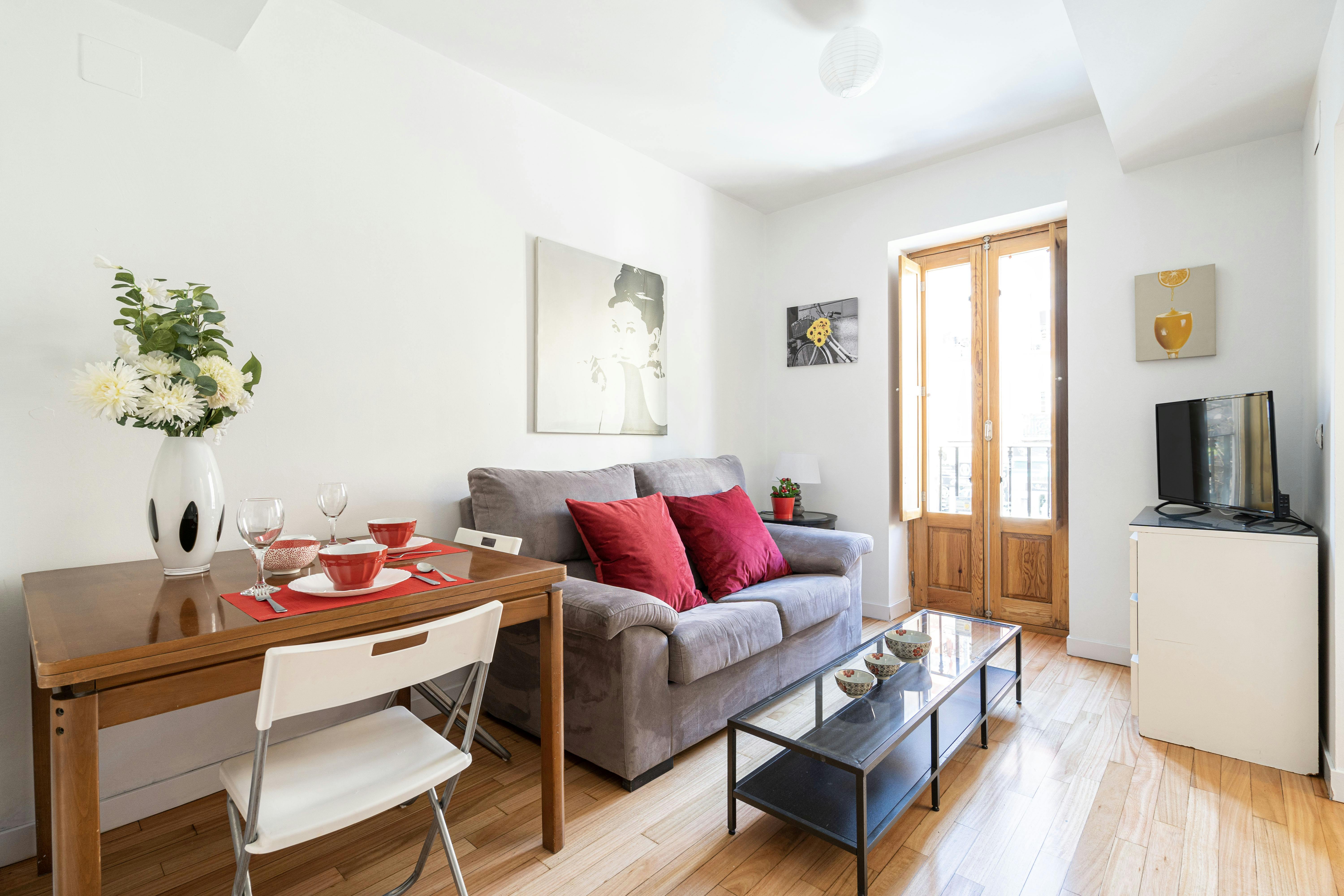 Kawalerka do wynajęcia za 895 € miesięcznie w mieście Madrid, Calle de Doña Urraca