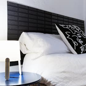 Private room for rent for €670 per month in Madrid, Calle de Noviciado