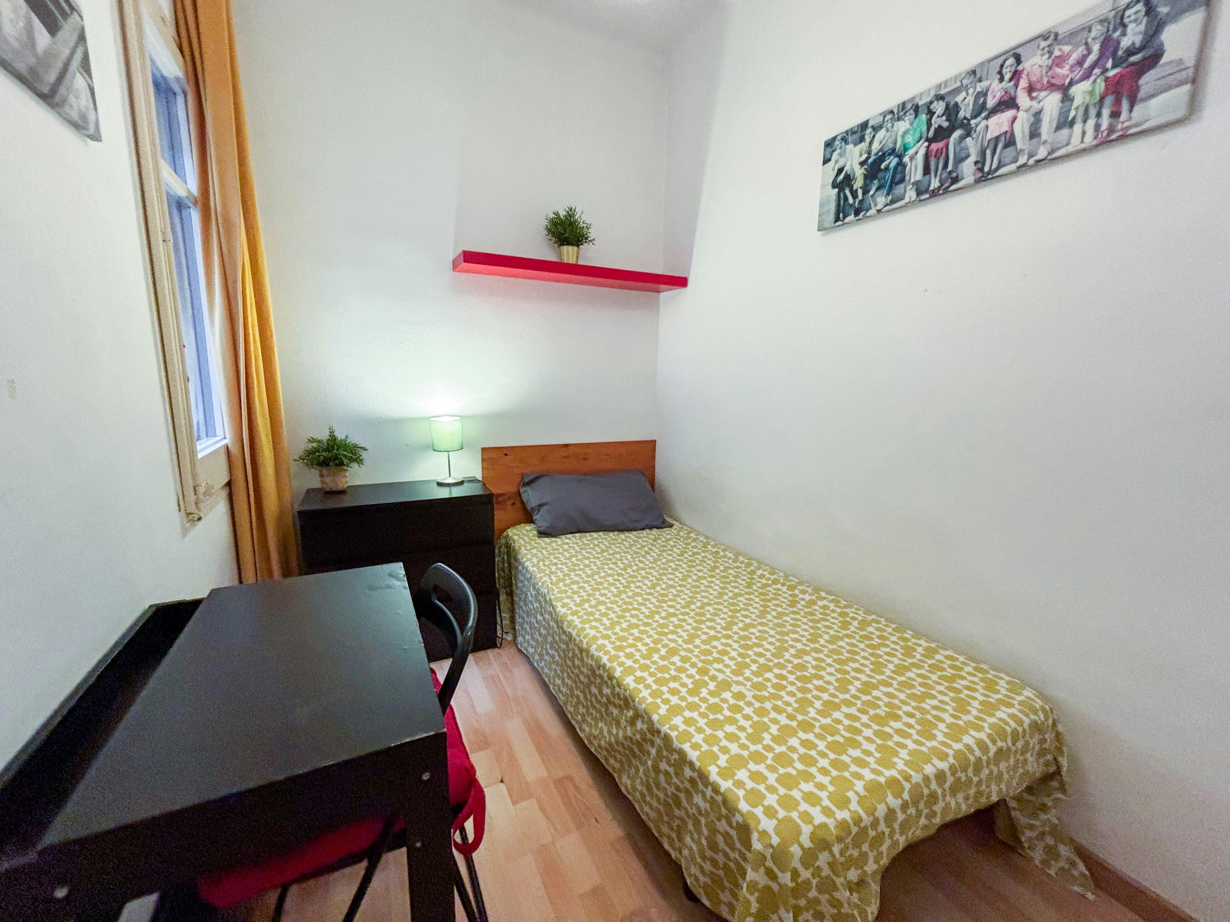Private room for rent for €500 per month in Barcelona, Avinguda de la República Argentina