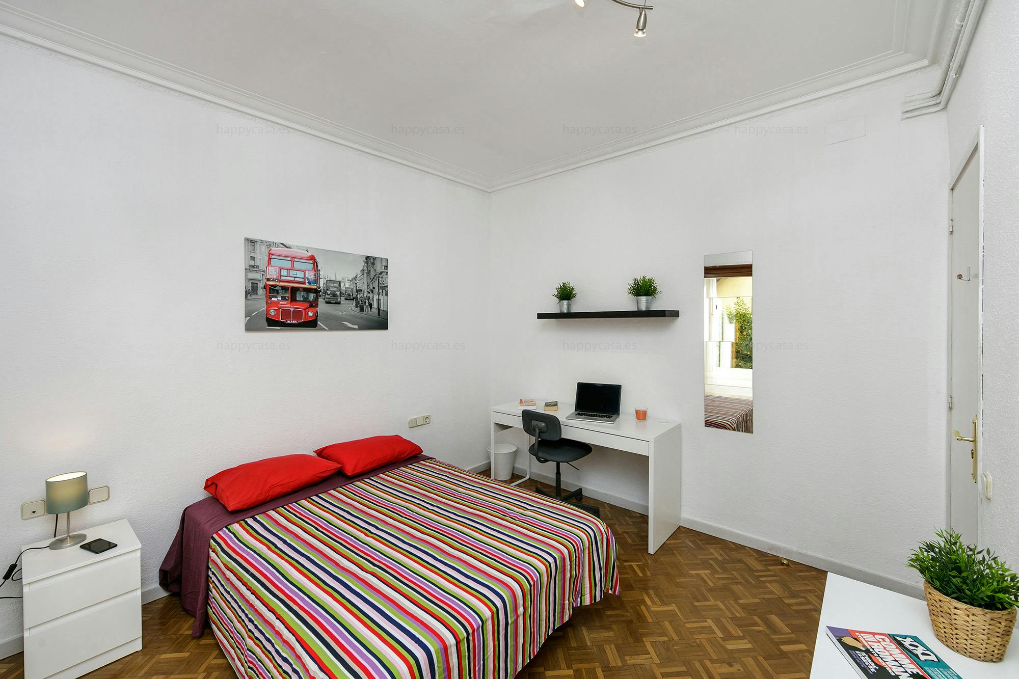 Private room for rent for €670 per month in Barcelona, Carrer d'Aribau