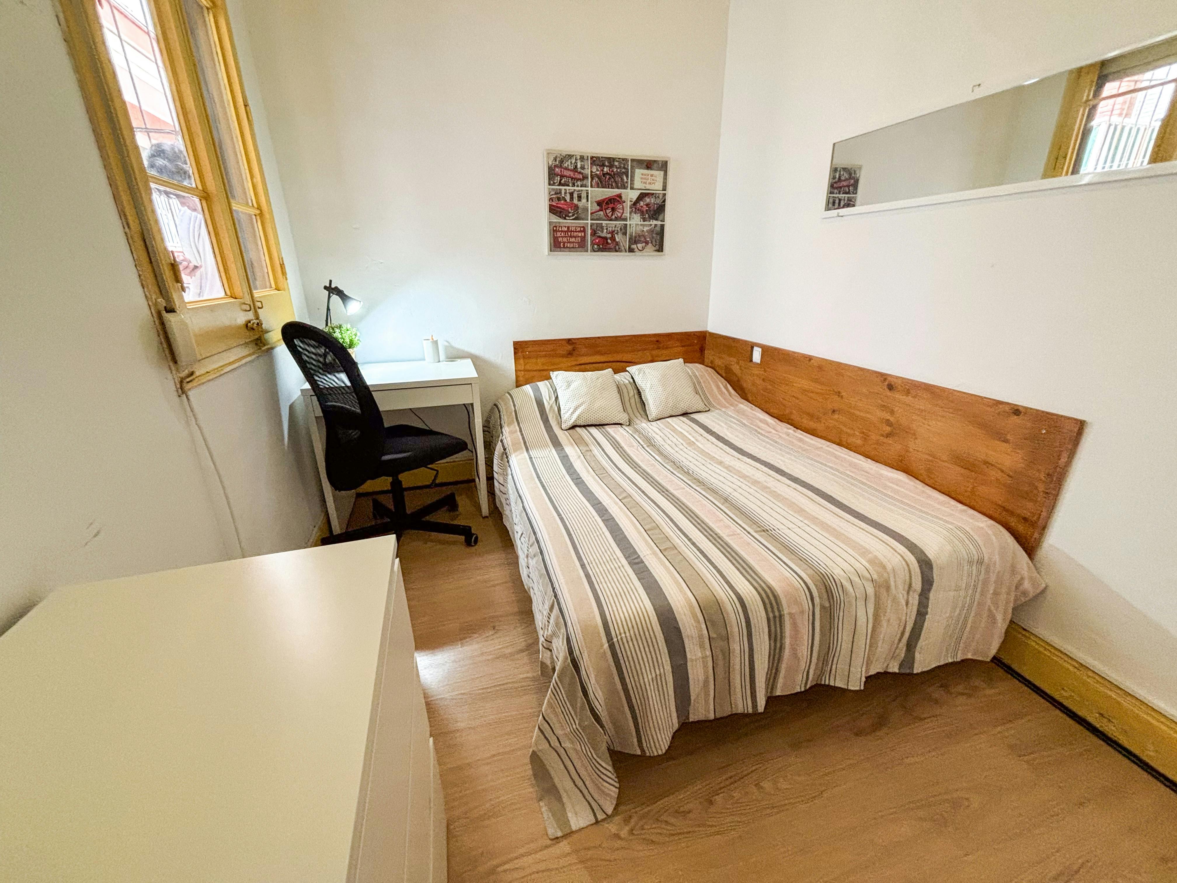 Private room for rent for €575 per month in Barcelona, Carrer de Roger de Flor