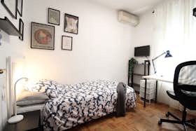 Private room for rent for €535 per month in Madrid, Calle de Juan Bravo