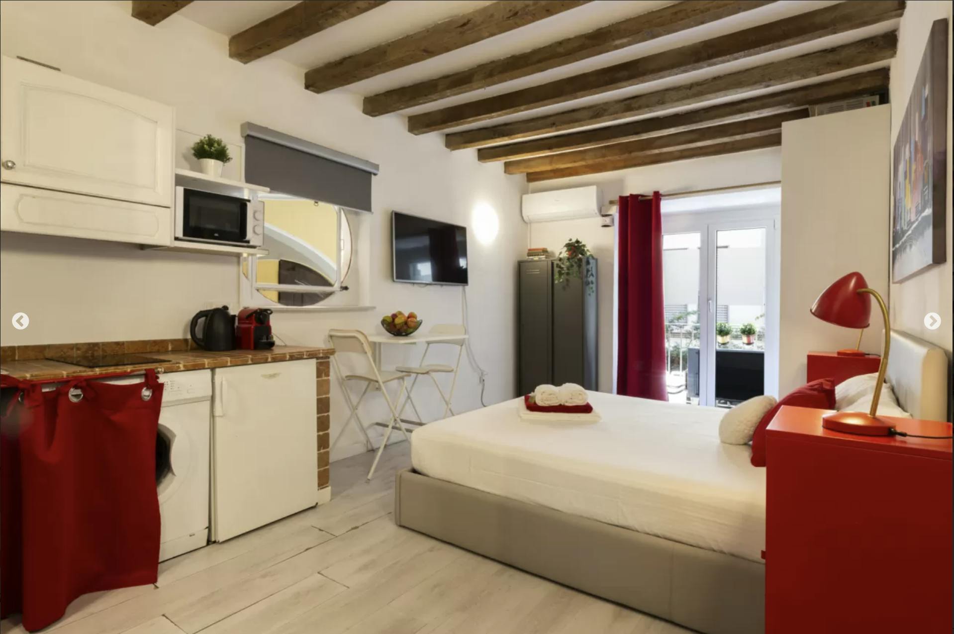 Studio for rent for €1,965 per month in Milan, Via Federico Confalonieri